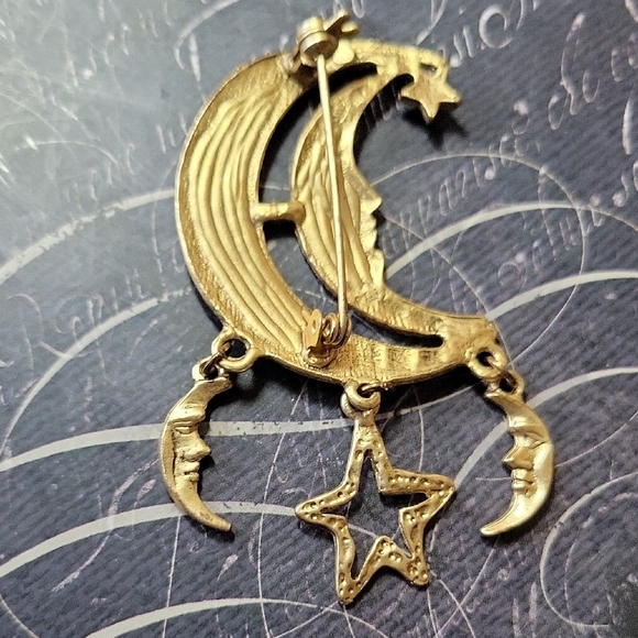 Gold Crescent Moon and Star Dangle Brooch - Picture 2 of 3